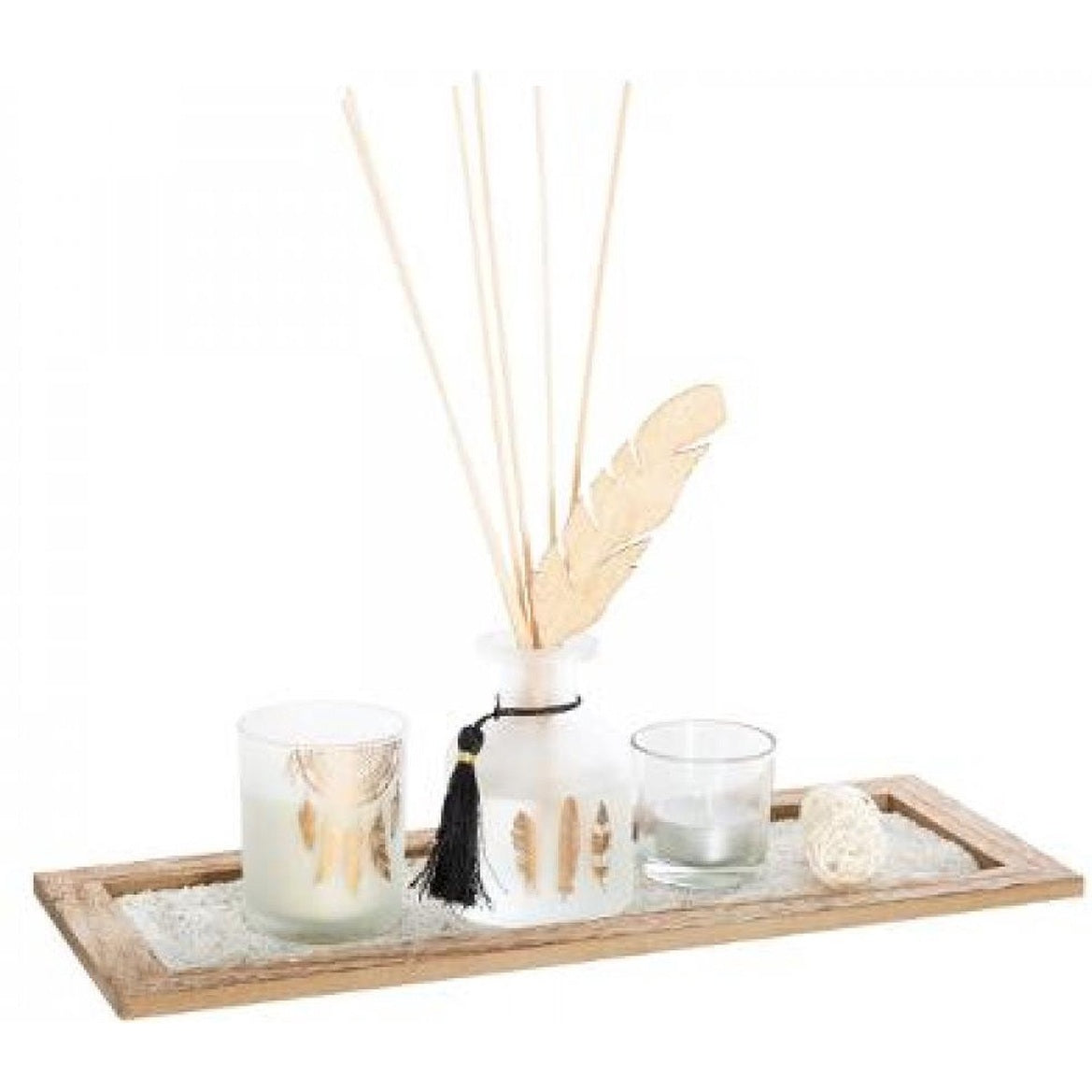 Geurset met parfumdiffuser en geurkaars op plateau