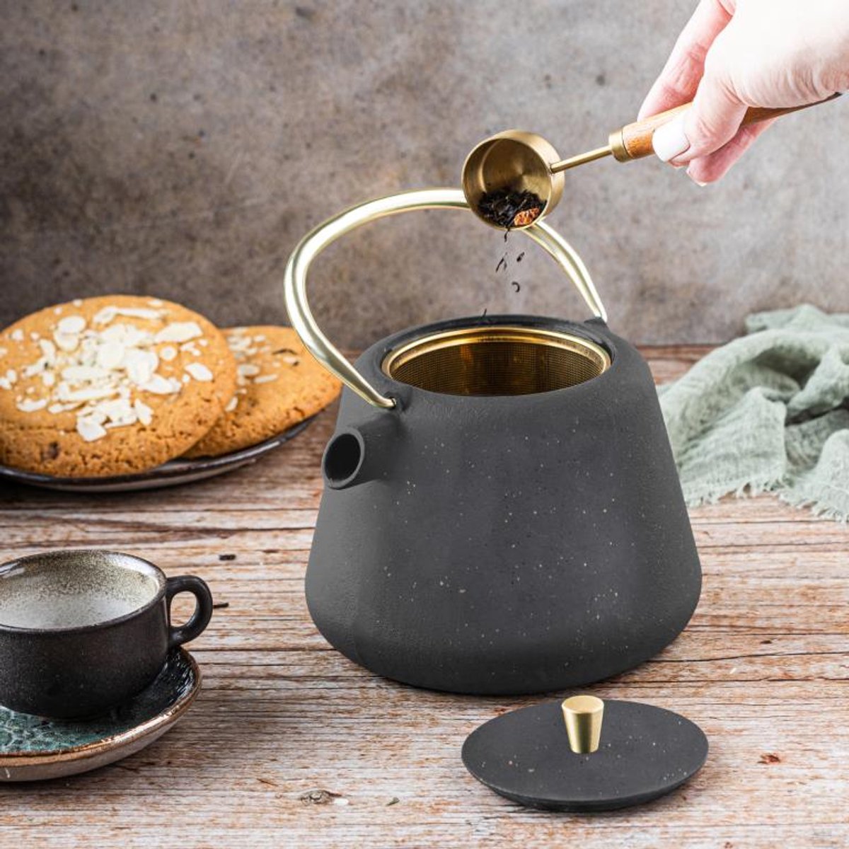 Kinghoff gietijzeren theepot met zeef, 1 L, zwart met goud (3)
