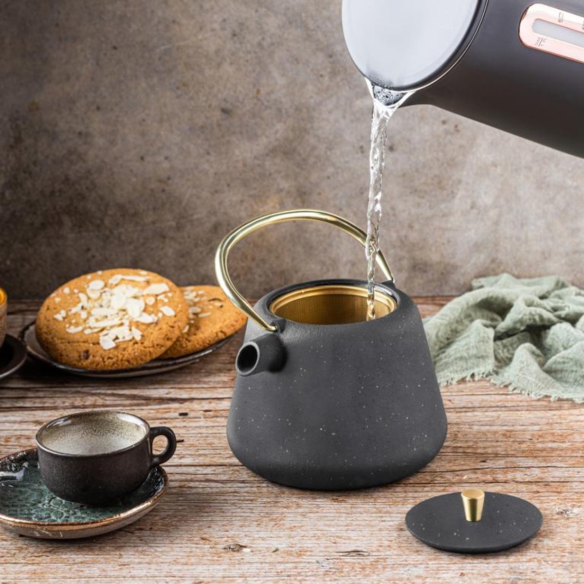 Kinghoff gietijzeren theepot met zeef, 1 L, zwart met goud (2)